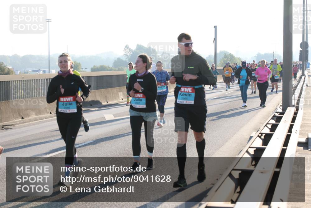 03.10.2025 - Köhlbrandbrückenlauf Lena Gebhardt http://msf.ph/oto/9041628 03.10.2025 09:25:40 Position 1 2966, 2967, 2965 meine-sportfotos.de