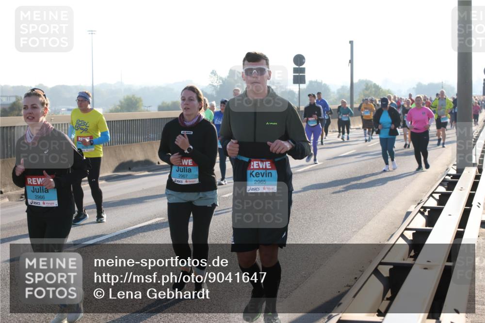 03.10.2025 - Köhlbrandbrückenlauf Lena Gebhardt http://msf.ph/oto/9041647 03.10.2025 09:25:41 Position 1 2966, 2967, 2965 meine-sportfotos.de