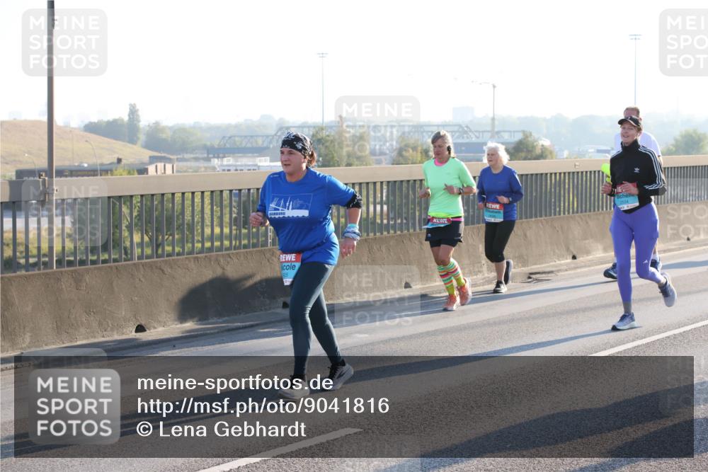 03.10.2025 - Köhlbrandbrückenlauf Lena Gebhardt http://msf.ph/oto/9041816 03.10.2025 09:25:45 Position 1 2524 meine-sportfotos.de