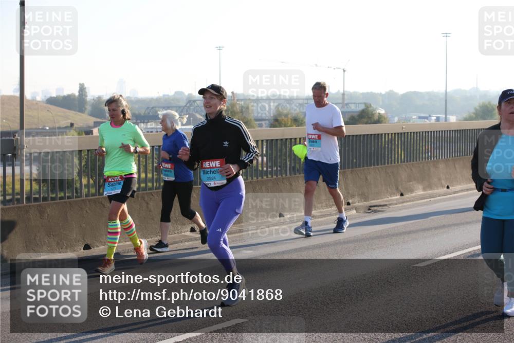 03.10.2025 - Köhlbrandbrückenlauf Lena Gebhardt http://msf.ph/oto/9041868 03.10.2025 09:25:47 Position 1 1775, 2524 meine-sportfotos.de