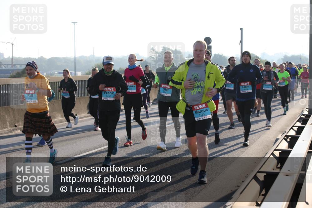 03.10.2025 - Köhlbrandbrückenlauf Lena Gebhardt http://msf.ph/oto/9042009 03.10.2025 09:25:53 Position 1 3122, 3455, 2255, 3120, 2153, 3119 meine-sportfotos.de
