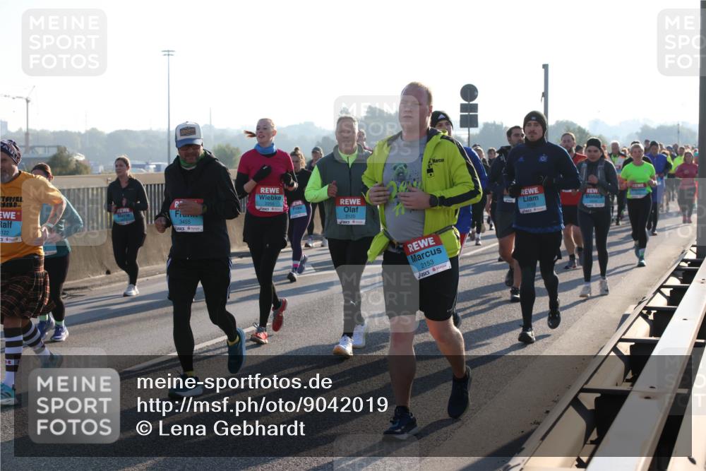 03.10.2025 - Köhlbrandbrückenlauf Lena Gebhardt http://msf.ph/oto/9042019 03.10.2025 09:25:53 Position 1 3122, 3455, 3120, 2153, 3119 meine-sportfotos.de