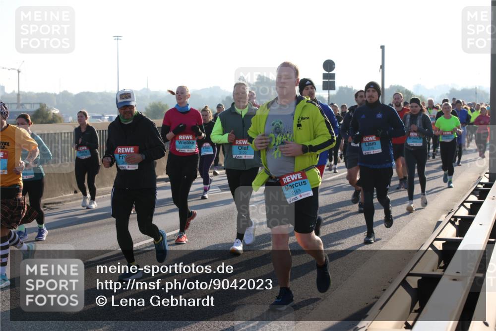 03.10.2025 - Köhlbrandbrückenlauf Lena Gebhardt http://msf.ph/oto/9042023 03.10.2025 09:25:53 Position 1 2255, 3120, 2153, 3119 meine-sportfotos.de