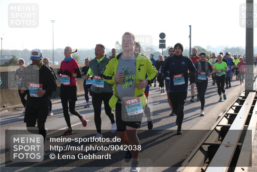 03.10.2025 - Köhlbrandbrückenlauf Lena Gebhardt http://msf.ph/oto/9042038 03.10.2025 09:25:53 Position 1 3455, 3120, 2153, 3119 meine-sportfotos.de