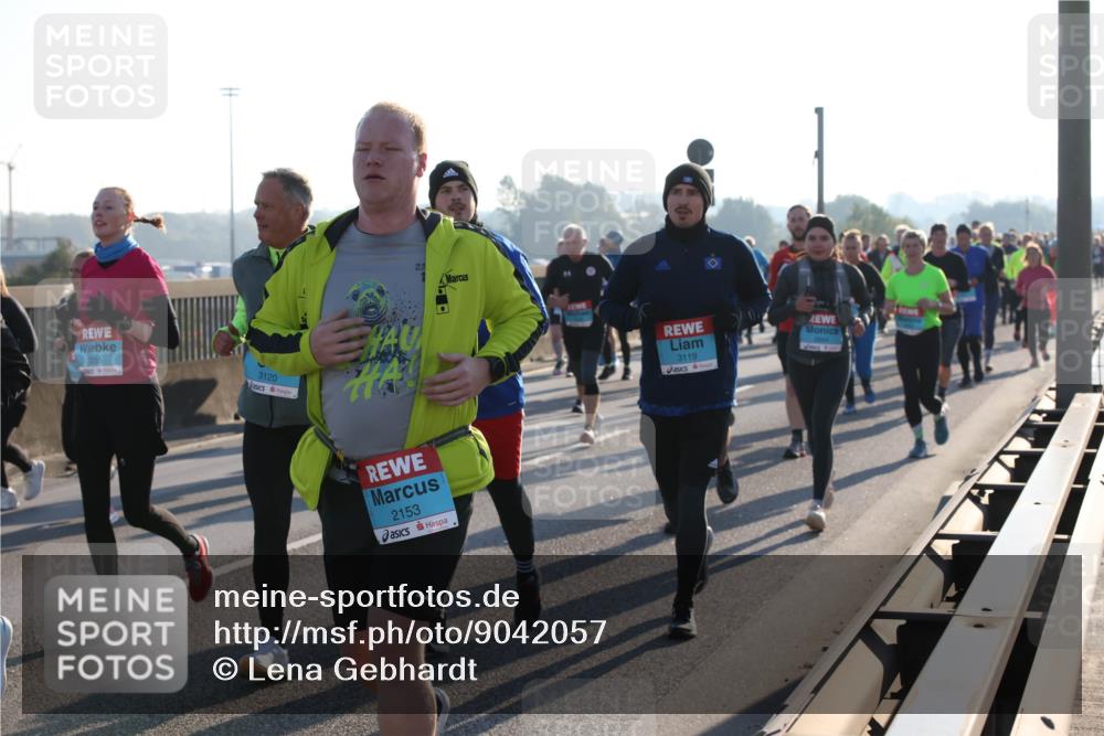 03.10.2025 - Köhlbrandbrückenlauf Lena Gebhardt http://msf.ph/oto/9042057 03.10.2025 09:25:54 Position 1 2255, 3120, 2153, 3119 meine-sportfotos.de