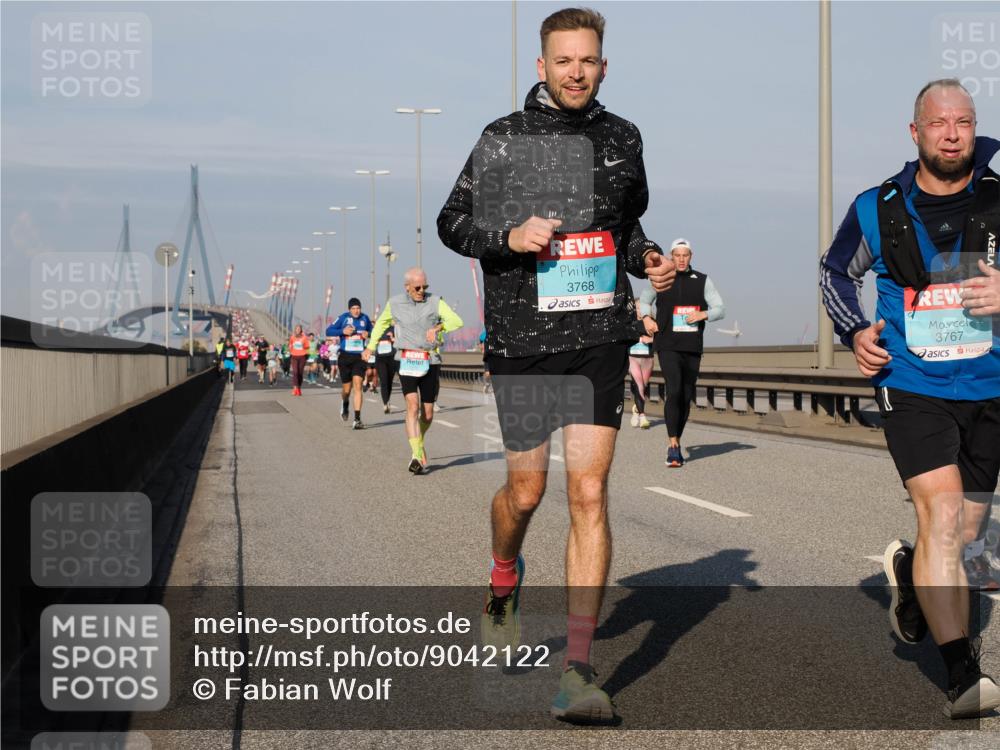 03.10.2025 - Köhlbrandbrückenlauf Fabian Wolf http://msf.ph/oto/9042122 03.10.2025 09:55:43 Position 3 3768, 3767 meine-sportfotos.de