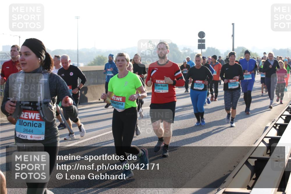 03.10.2025 - Köhlbrandbrückenlauf Lena Gebhardt http://msf.ph/oto/9042171 03.10.2025 09:25:57 Position 1 2644, 2502, 2049 meine-sportfotos.de