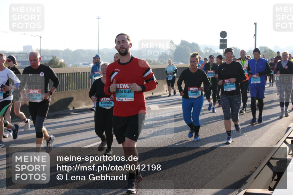 03.10.2025 - Köhlbrandbrückenlauf Lena Gebhardt http://msf.ph/oto/9042198 03.10.2025 09:25:58 Position 1 3129, 2049, 3130, 2870 meine-sportfotos.de