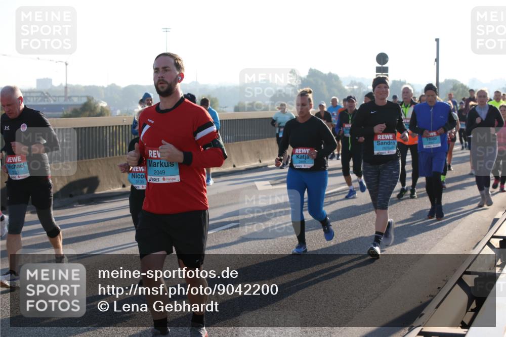 03.10.2025 - Köhlbrandbrückenlauf Lena Gebhardt http://msf.ph/oto/9042200 03.10.2025 09:25:58 Position 1 3129, 3130, 2049, 2870 meine-sportfotos.de