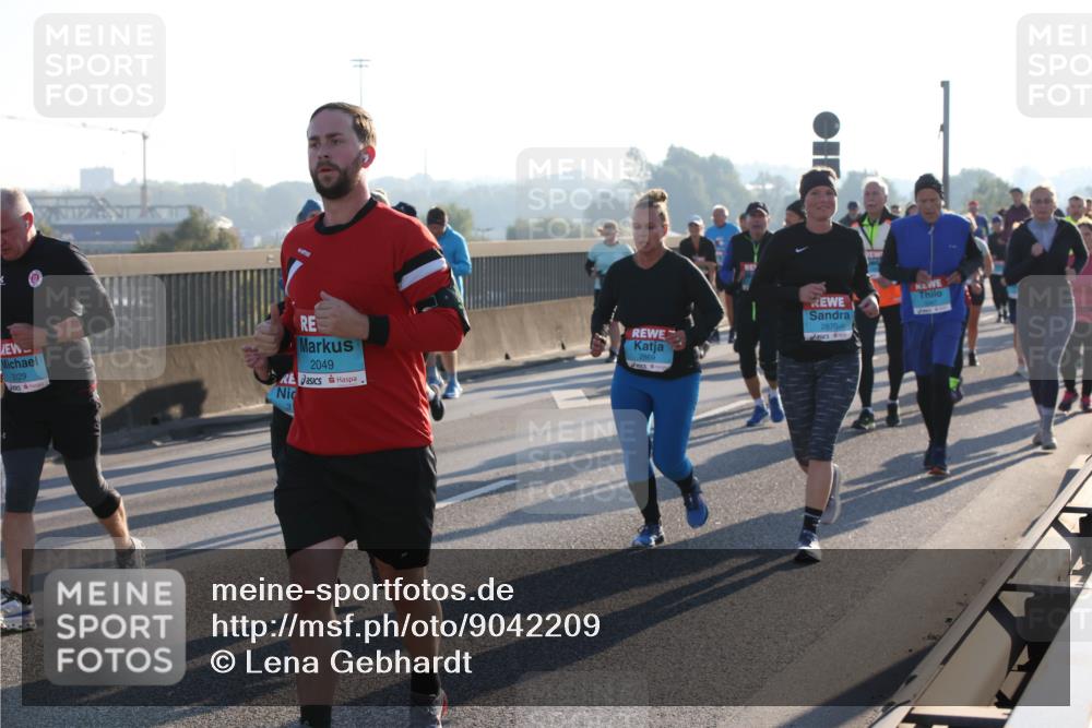 03.10.2025 - Köhlbrandbrückenlauf Lena Gebhardt http://msf.ph/oto/9042209 03.10.2025 09:25:58 Position 1 3129, 2049, 31, 2869, 2870 meine-sportfotos.de