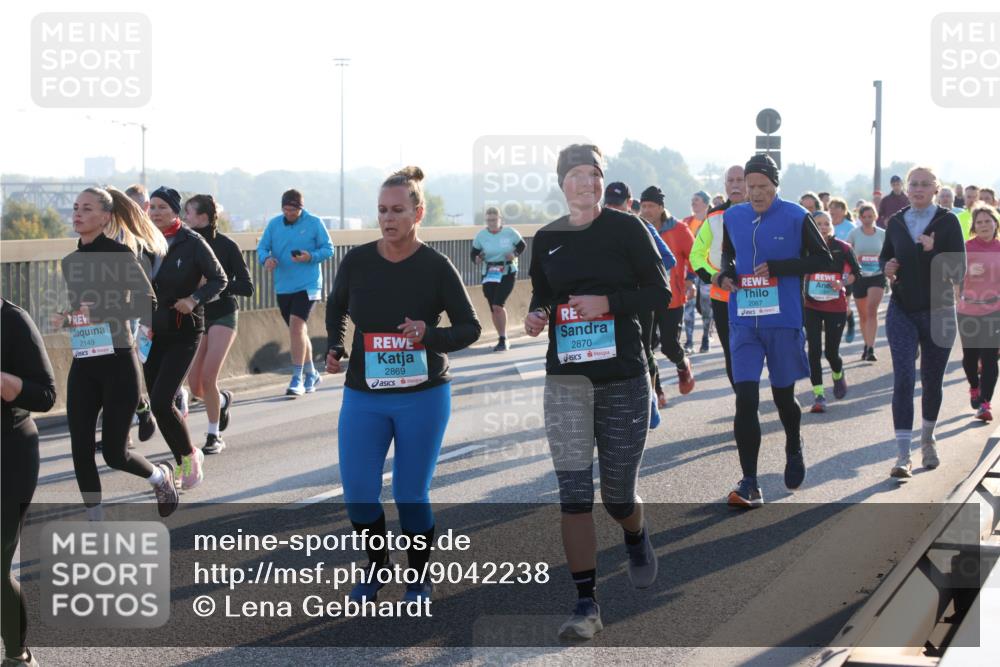 03.10.2025 - Köhlbrandbrückenlauf Lena Gebhardt http://msf.ph/oto/9042238 03.10.2025 09:26:00 Position 1 2149, 2869, 2870, 2067 meine-sportfotos.de