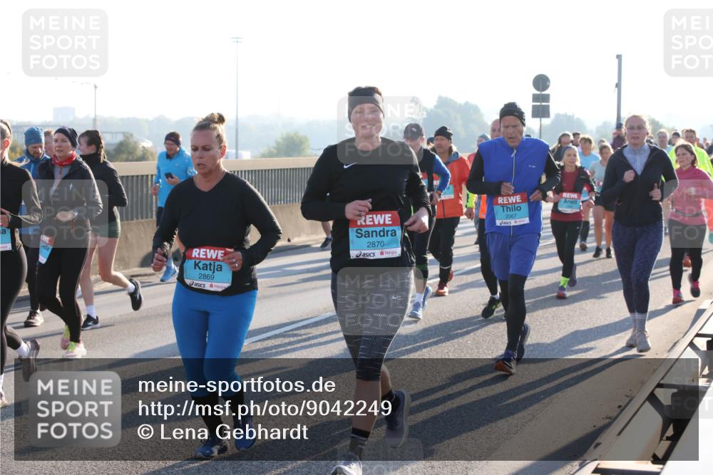 03.10.2025 - Köhlbrandbrückenlauf Lena Gebhardt http://msf.ph/oto/9042249 03.10.2025 09:26:00 Position 1 2869, 2870, 2067 meine-sportfotos.de
