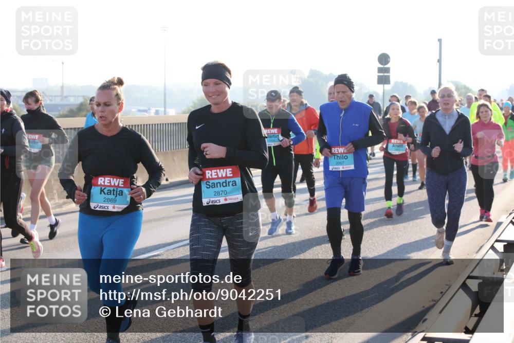 03.10.2025 - Köhlbrandbrückenlauf Lena Gebhardt http://msf.ph/oto/9042251 03.10.2025 09:26:00 Position 1 2869, 2870, 2067 meine-sportfotos.de