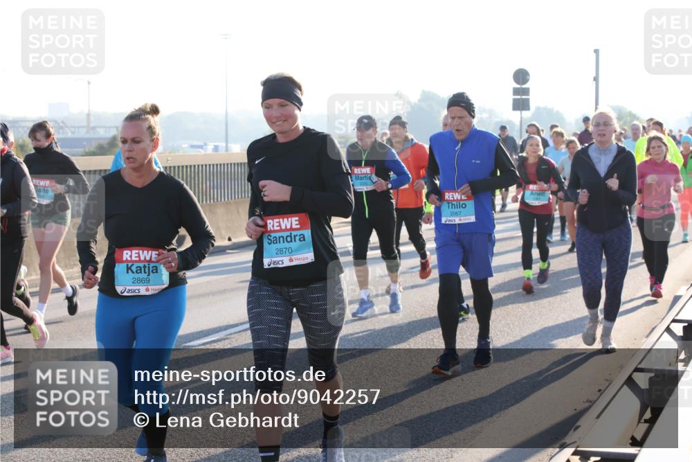 03.10.2025 - Köhlbrandbrückenlauf Lena Gebhardt http://msf.ph/oto/9042257 03.10.2025 09:26:00 Position 1 2869, 2870, 2005, 2067 meine-sportfotos.de