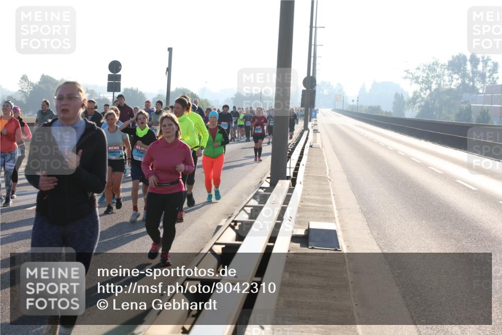 03.10.2025 - Köhlbrandbrückenlauf Lena Gebhardt http://msf.ph/oto/9042310 03.10.2025 09:26:02 Position 1  meine-sportfotos.de