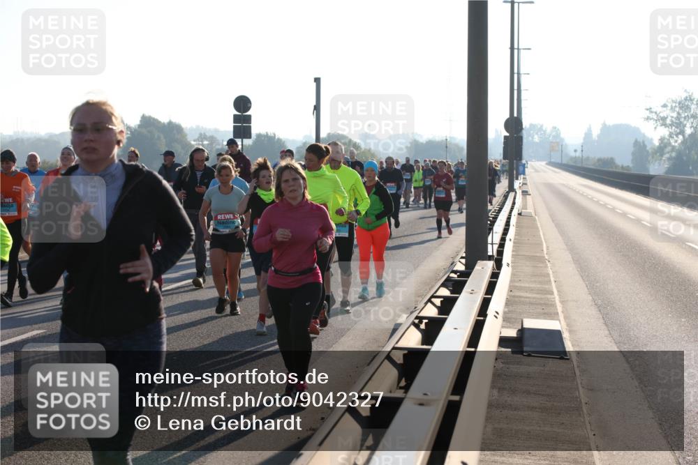 03.10.2025 - Köhlbrandbrückenlauf Lena Gebhardt http://msf.ph/oto/9042327 03.10.2025 09:26:02 Position 1  meine-sportfotos.de
