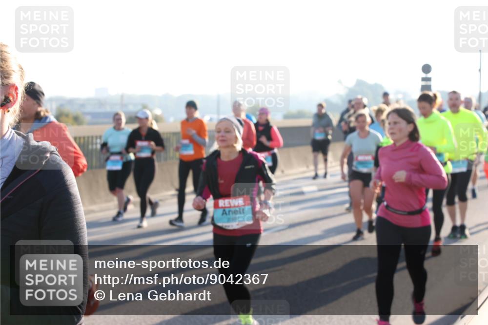 03.10.2025 - Köhlbrandbrückenlauf Lena Gebhardt http://msf.ph/oto/9042367 03.10.2025 09:26:03 Position 1  meine-sportfotos.de
