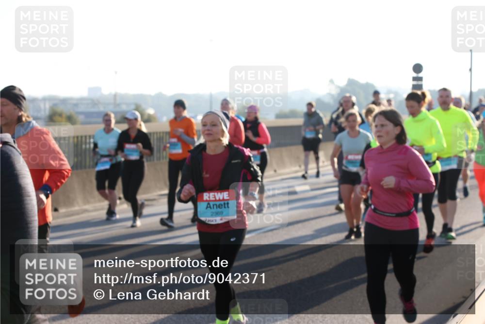03.10.2025 - Köhlbrandbrückenlauf Lena Gebhardt http://msf.ph/oto/9042371 03.10.2025 09:26:03 Position 1 2369 meine-sportfotos.de