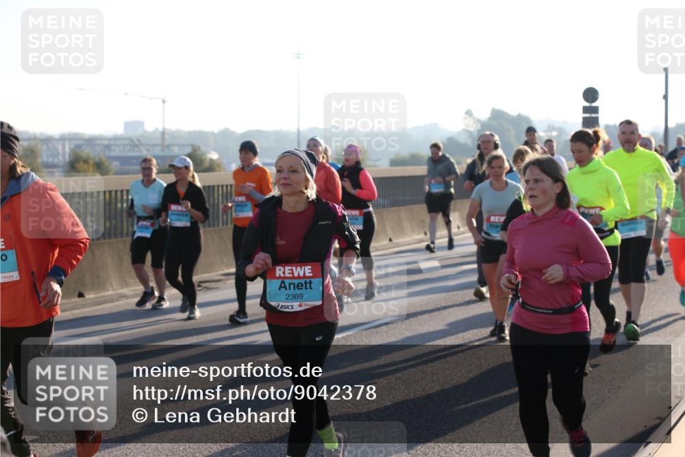 03.10.2025 - Köhlbrandbrückenlauf Lena Gebhardt http://msf.ph/oto/9042378 03.10.2025 09:26:03 Position 1 2369 meine-sportfotos.de