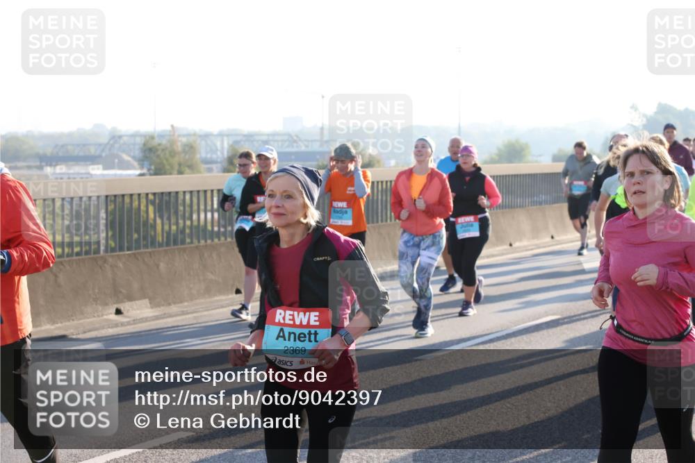 03.10.2025 - Köhlbrandbrückenlauf Lena Gebhardt http://msf.ph/oto/9042397 03.10.2025 09:26:04 Position 1 2369 meine-sportfotos.de