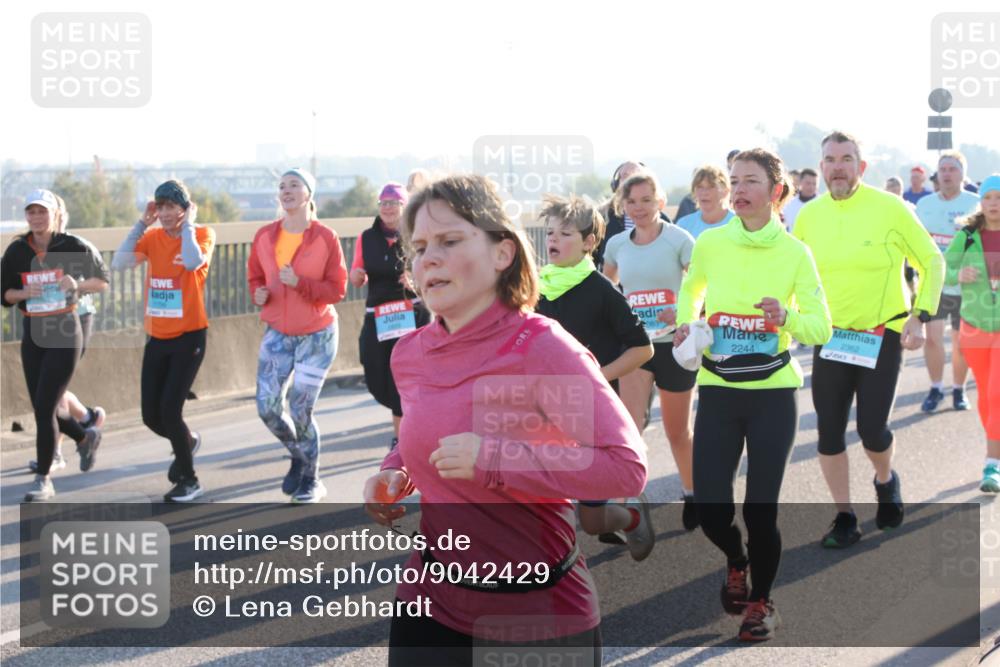 03.10.2025 - Köhlbrandbrückenlauf Lena Gebhardt http://msf.ph/oto/9042429 03.10.2025 09:26:04 Position 1 2244, 2362 meine-sportfotos.de
