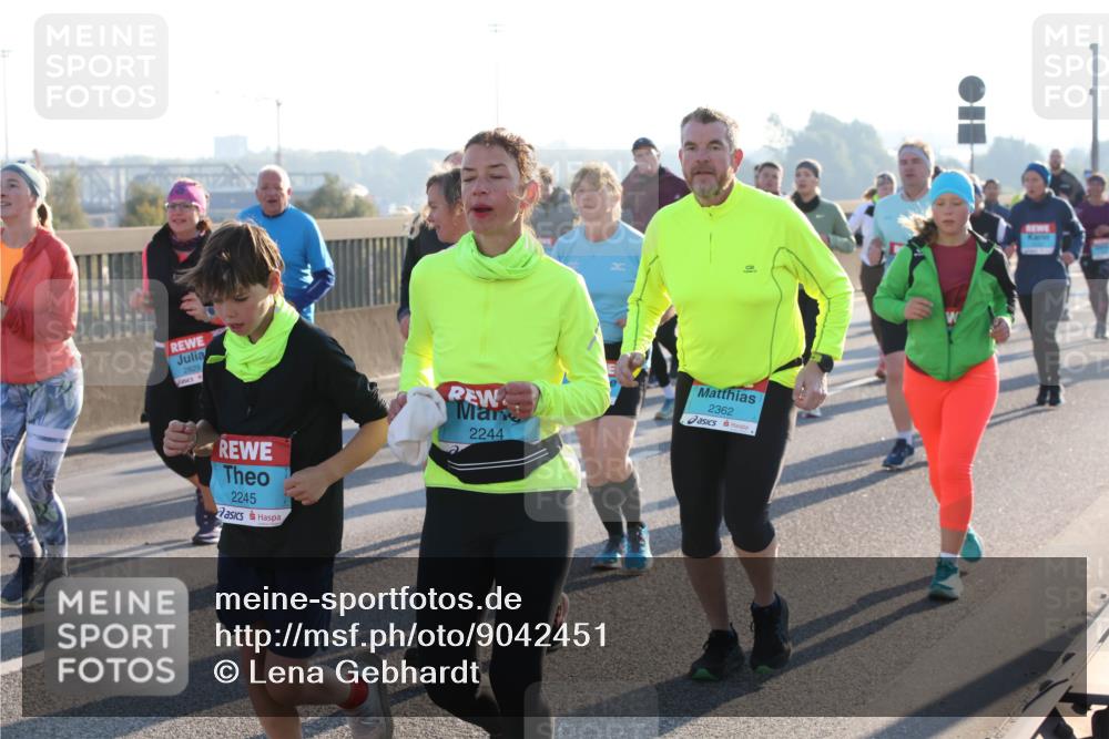 03.10.2025 - Köhlbrandbrückenlauf Lena Gebhardt http://msf.ph/oto/9042451 03.10.2025 09:26:05 Position 1 2829, 2245, 2244, 2362 meine-sportfotos.de