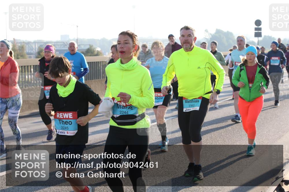 03.10.2025 - Köhlbrandbrückenlauf Lena Gebhardt http://msf.ph/oto/9042461 03.10.2025 09:26:05 Position 1 2245, 2244, 3360, 2362 meine-sportfotos.de
