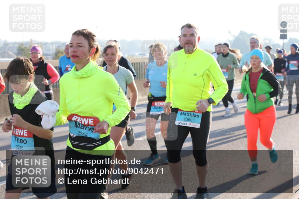 03.10.2025 - Köhlbrandbrückenlauf Lena Gebhardt http://msf.ph/oto/9042471 03.10.2025 09:26:06 Position 1 2245, 2244, 2362 meine-sportfotos.de