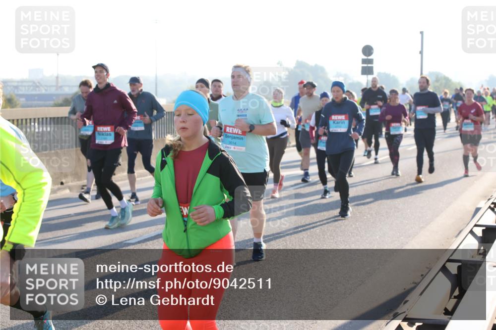 03.10.2025 - Köhlbrandbrückenlauf Lena Gebhardt http://msf.ph/oto/9042511 03.10.2025 09:26:07 Position 1 30, 00, 3614 meine-sportfotos.de