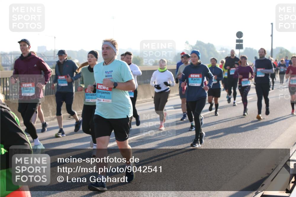 03.10.2025 - Köhlbrandbrückenlauf Lena Gebhardt http://msf.ph/oto/9042541 03.10.2025 09:26:07 Position 1 3614, 2310 meine-sportfotos.de