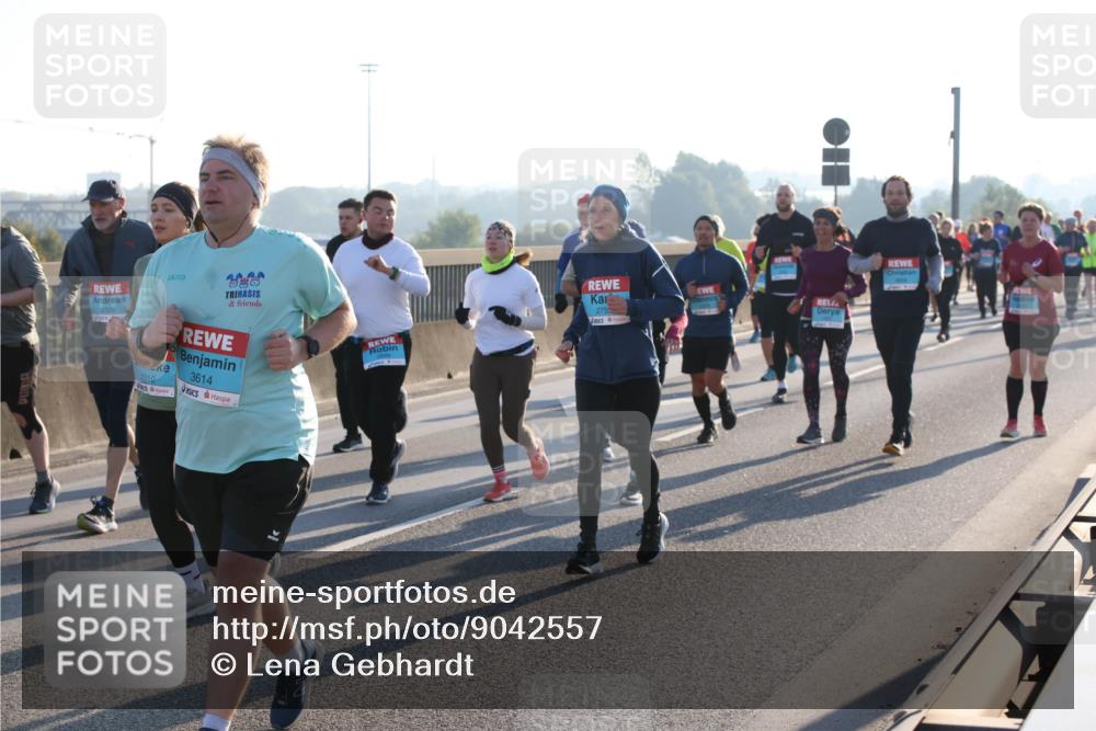 03.10.2025 - Köhlbrandbrückenlauf Lena Gebhardt http://msf.ph/oto/9042557 03.10.2025 09:26:08 Position 1 2325, 2310, 3614, 275 meine-sportfotos.de