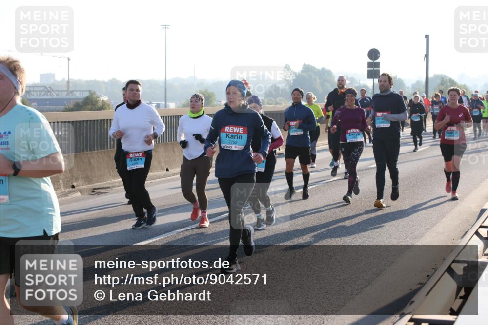 03.10.2025 - Köhlbrandbrückenlauf Lena Gebhardt http://msf.ph/oto/9042571 03.10.2025 09:26:08 Position 1 2752 meine-sportfotos.de