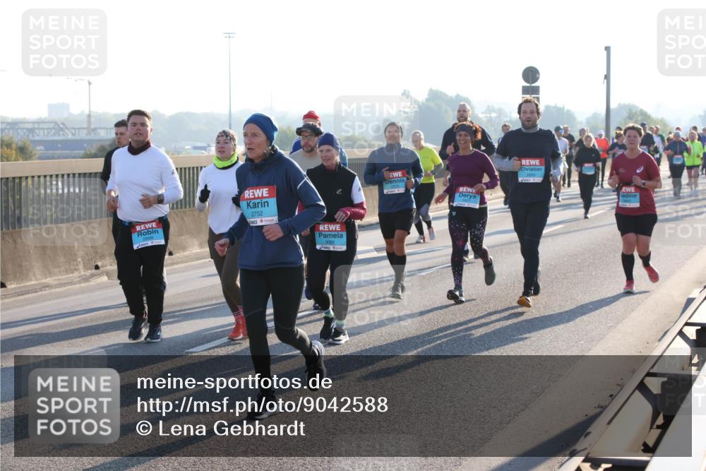 03.10.2025 - Köhlbrandbrückenlauf Lena Gebhardt http://msf.ph/oto/9042588 03.10.2025 09:26:09 Position 1 2999, 2752, 3001, 2376, 3669 meine-sportfotos.de