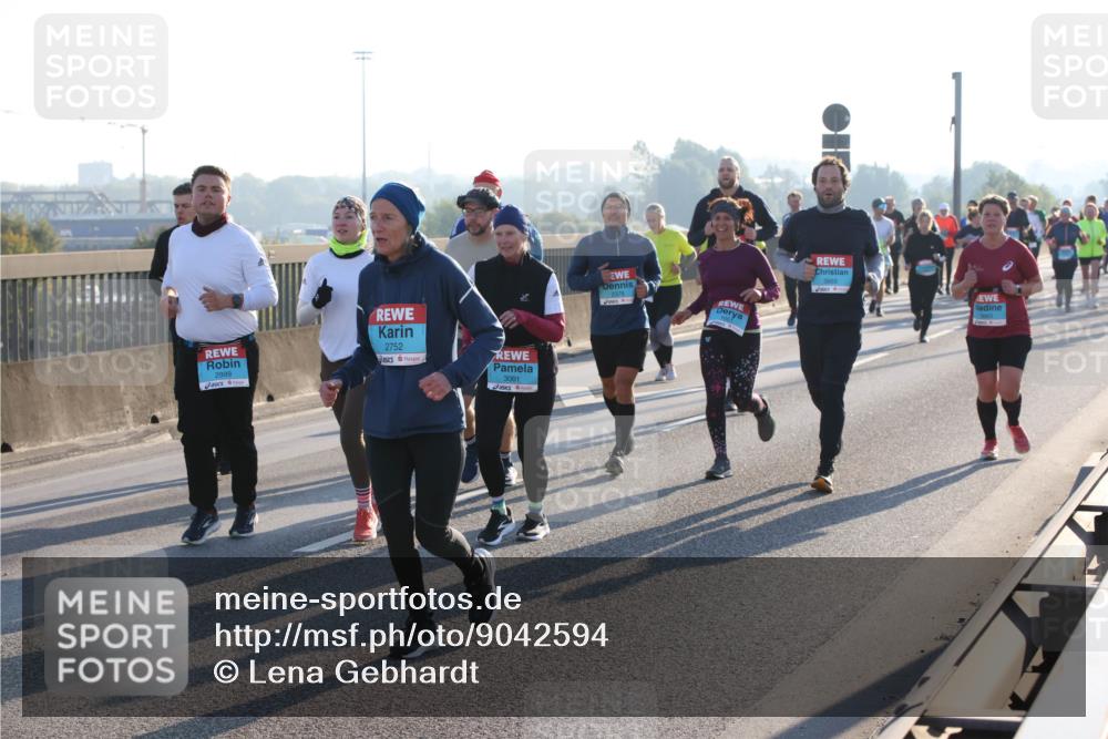 03.10.2025 - Köhlbrandbrückenlauf Lena Gebhardt http://msf.ph/oto/9042594 03.10.2025 09:26:09 Position 1 2999, 2752, 3001, 3669 meine-sportfotos.de