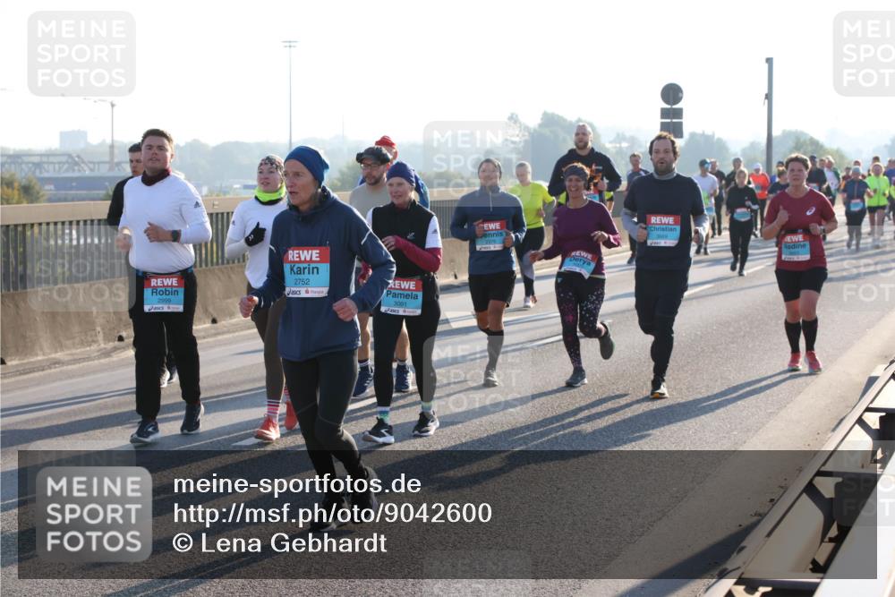 03.10.2025 - Köhlbrandbrückenlauf Lena Gebhardt http://msf.ph/oto/9042600 03.10.2025 09:26:09 Position 1 2999, 2752, 3001, 3669 meine-sportfotos.de