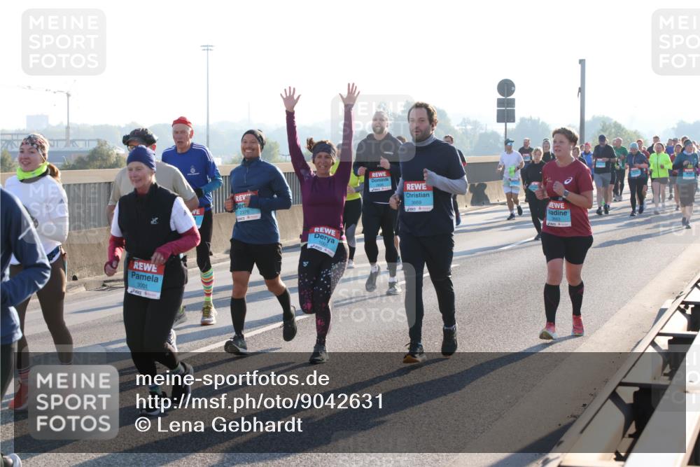 03.10.2025 - Köhlbrandbrückenlauf Lena Gebhardt http://msf.ph/oto/9042631 03.10.2025 09:26:10 Position 1 3001, 2376, 1001, 3669 meine-sportfotos.de