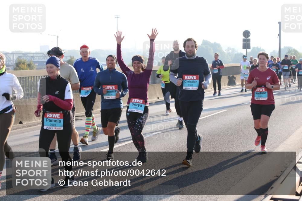 03.10.2025 - Köhlbrandbrückenlauf Lena Gebhardt http://msf.ph/oto/9042642 03.10.2025 09:26:10 Position 1 2376, 1001, 3001, 3669, 3663 meine-sportfotos.de