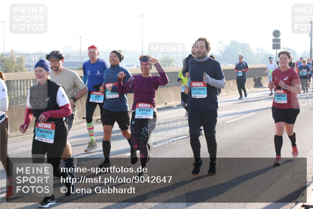 03.10.2025 - Köhlbrandbrückenlauf Lena Gebhardt http://msf.ph/oto/9042647 03.10.2025 09:26:11 Position 1 3001, 3510, 2376, 1001, 3669, 3663 meine-sportfotos.de
