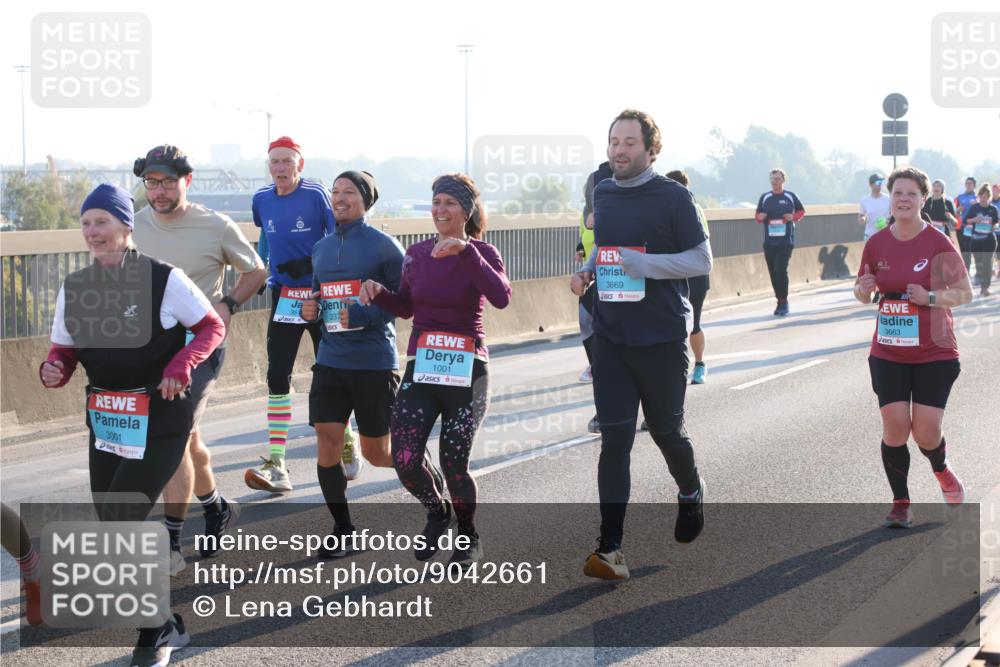 03.10.2025 - Köhlbrandbrückenlauf Lena Gebhardt http://msf.ph/oto/9042661 03.10.2025 09:26:11 Position 1 23, 1001, 3001, 41, 3669, 3, 3663 meine-sportfotos.de