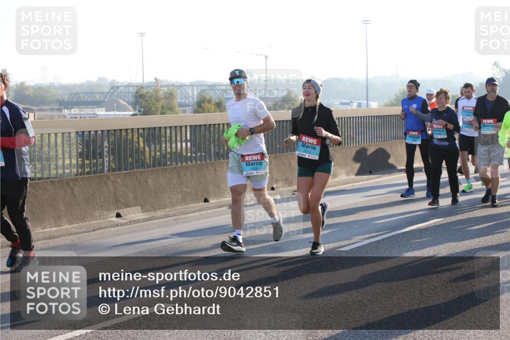03.10.2025 - Köhlbrandbrückenlauf Lena Gebhardt http://msf.ph/oto/9042851 03.10.2025 09:26:18 Position 1 1938, 2514, 1929 meine-sportfotos.de