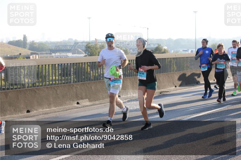 03.10.2025 - Köhlbrandbrückenlauf Lena Gebhardt http://msf.ph/oto/9042858 03.10.2025 09:26:18 Position 1 1938, 2514, 1926 meine-sportfotos.de