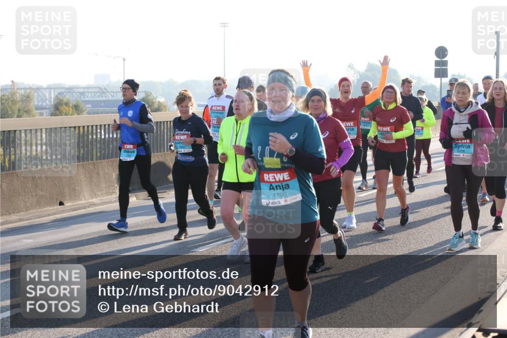 03.10.2025 - Köhlbrandbrückenlauf Lena Gebhardt http://msf.ph/oto/9042912 03.10.2025 09:26:19 Position 1 1926, 2454, 1700, 2058 meine-sportfotos.de