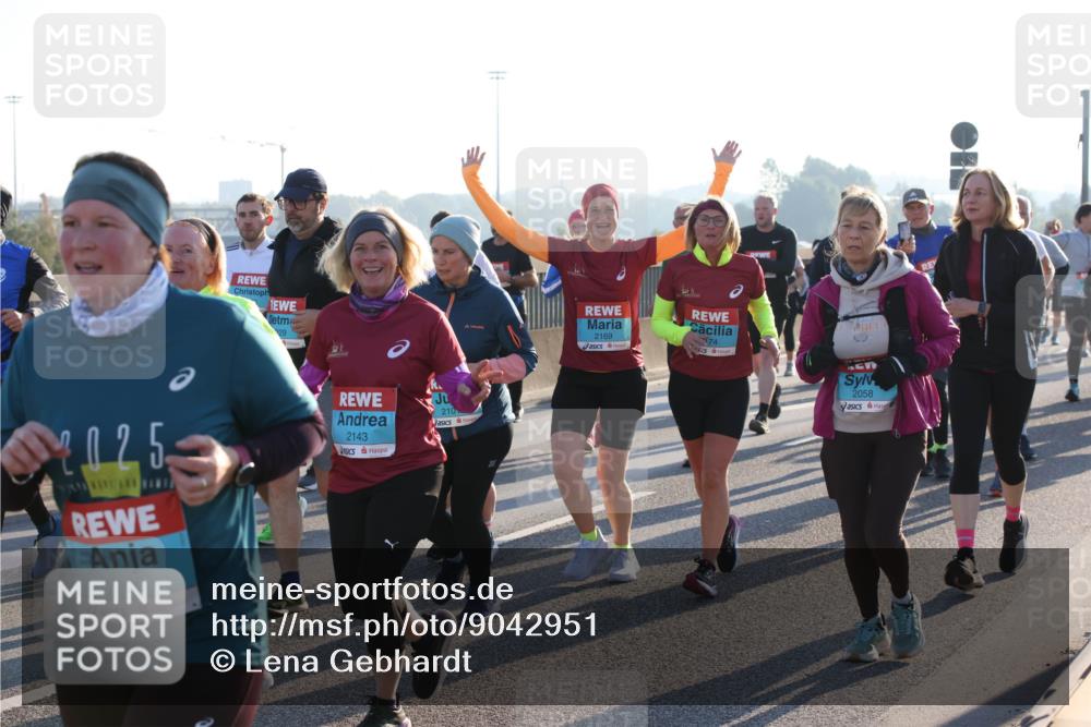 03.10.2025 - Köhlbrandbrückenlauf Lena Gebhardt http://msf.ph/oto/9042951 03.10.2025 09:26:20 Position 1 025, 1700, 29, 2143, 210, 2169, 74, 2058 meine-sportfotos.de