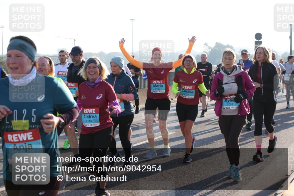 03.10.2025 - Köhlbrandbrückenlauf Lena Gebhardt http://msf.ph/oto/9042954 03.10.2025 09:26:20 Position 1 025, 1700, 2143, 2169, 2174, 2058 meine-sportfotos.de