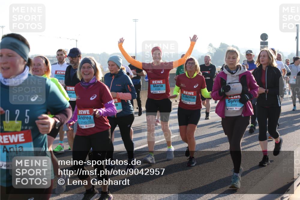03.10.2025 - Köhlbrandbrückenlauf Lena Gebhardt http://msf.ph/oto/9042957 03.10.2025 09:26:20 Position 1 25, 1700, 2368, 929, 2143, 2169, 2174, 3, 2058 meine-sportfotos.de