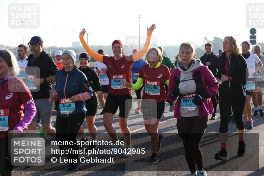 03.10.2025 - Köhlbrandbrückenlauf Lena Gebhardt http://msf.ph/oto/9042985 03.10.2025 09:26:21 Position 1 2368, 1929, 5, 2101, 2169, 2174, 2058, 2319, 410 meine-sportfotos.de