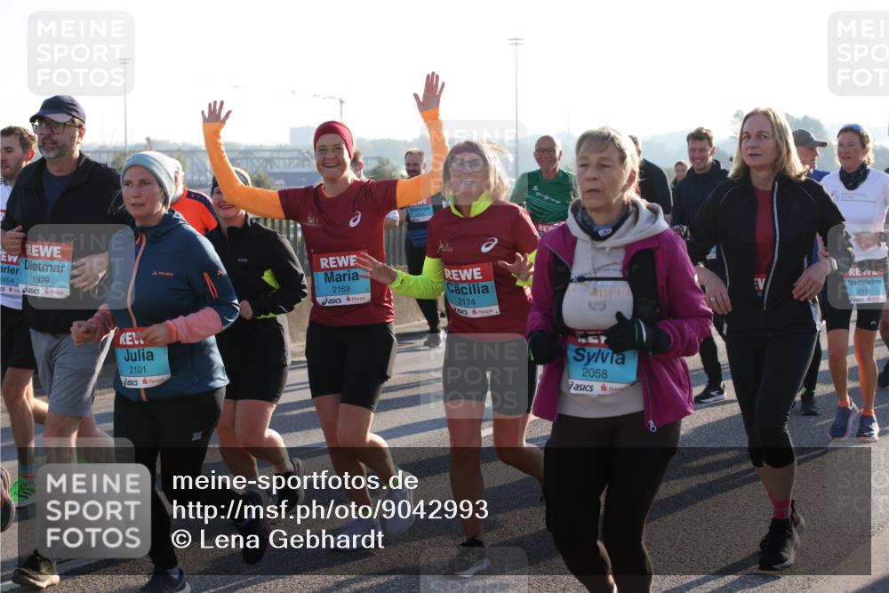 03.10.2025 - Köhlbrandbrückenlauf Lena Gebhardt http://msf.ph/oto/9042993 03.10.2025 09:26:21 Position 1 2454, 1929, 2101, 2169, 2174, 2319, 2058 meine-sportfotos.de