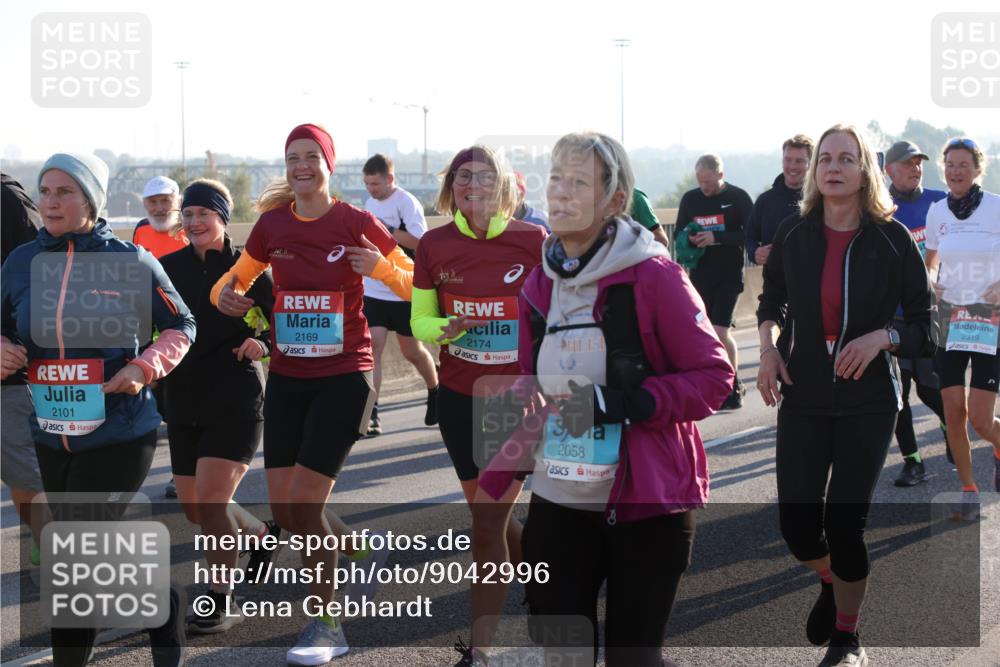 03.10.2025 - Köhlbrandbrückenlauf Lena Gebhardt http://msf.ph/oto/9042996 03.10.2025 09:26:22 Position 1 2169, 2174, 2101, 2058, 2319 meine-sportfotos.de