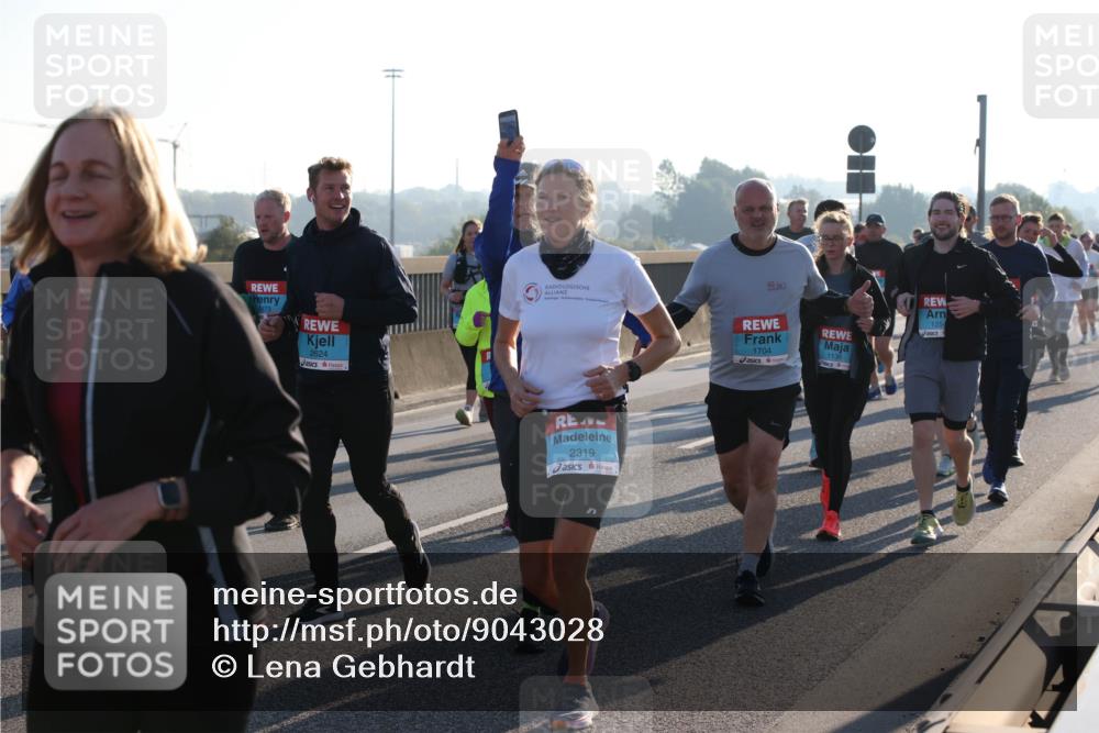 03.10.2025 - Köhlbrandbrückenlauf Lena Gebhardt http://msf.ph/oto/9043028 03.10.2025 09:26:23 Position 1 2624, 2319, 1704, 1136, 1254 meine-sportfotos.de