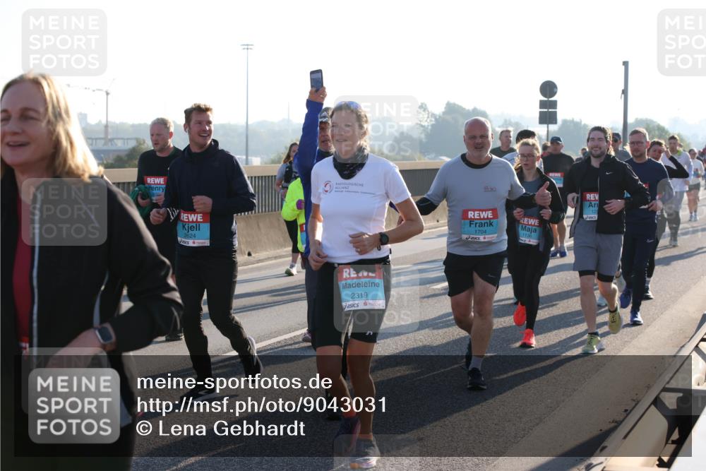 03.10.2025 - Köhlbrandbrückenlauf Lena Gebhardt http://msf.ph/oto/9043031 03.10.2025 09:26:23 Position 1 2624, 2319, 125, 1704, 1136 meine-sportfotos.de